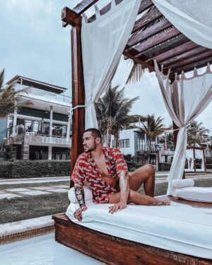 Ken Quer Instagram - No matter where you start! Kellogg’s or milk? The main thing is that you like it. Small or large happiness, there are no rules. 🍰 #positivevibes