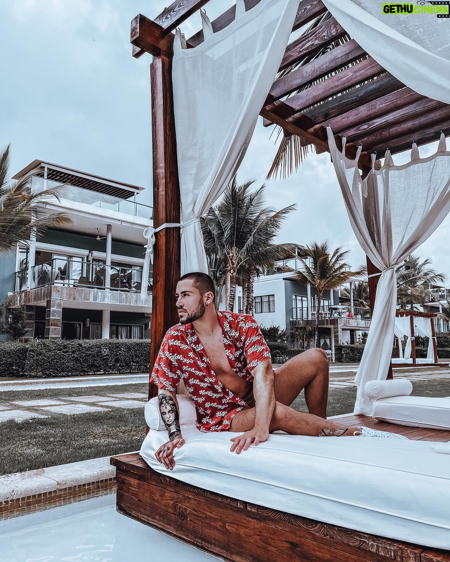 Ken Quer - 3.7K Likes - No matter where you start! Kellogg’s or milk? The main thing is that you like it. Small or large happiness, there are no rules. 🍰 #positivevibes