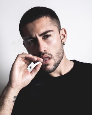 Ken Quer Instagram - Les CHICHIBINW, je veux tout savoir.
Tag une personne que tu connais avec, l’un de ses jolis défauts et une de ses plus belle qualité. 📸@deucis @matthieuconstance