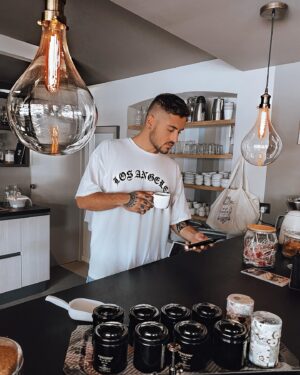 Ken Quer Instagram - Quand je me penche sur mes DM et que je lis tout vos messages ... Un grand merci pour toutes ces ondes positives que vous m’envoyez. Je vous en suis vraiment reconnaissant ♥️