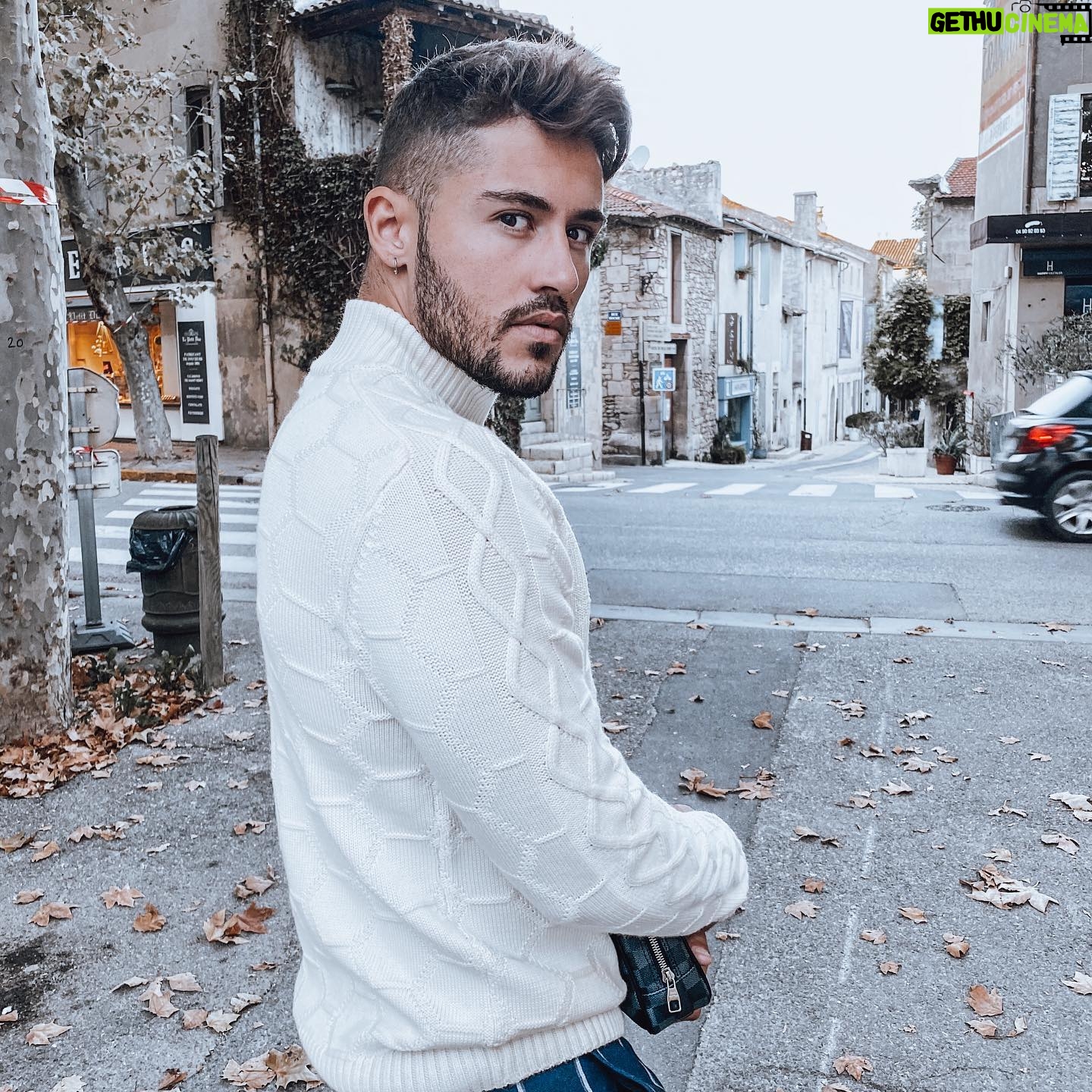 Ken Quer - 4.9K Likes - Mes Pamprenelles j’espère que vous allez bien, voyez positif, profitez de ce reconfinement pour vous recentrer ! Appelez vos proches et prenez en soins.
Autre chose importante, Donnez vous la main, seul on ne vas pas bien loin. ♥️. @balr