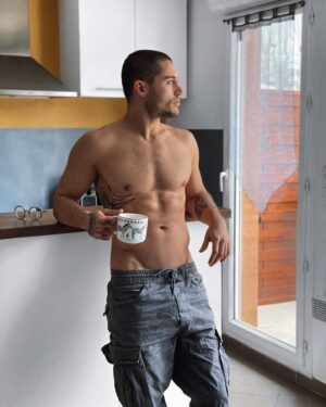 Ken Quer Instagram - Bonsoir mes Chichibinw, rendez vous ce soir pour un épisode inédit de la Villa des cœurs brisés TFX ! Callé sur le canap avec un petit thé de grand mère 👵🏼☕️
