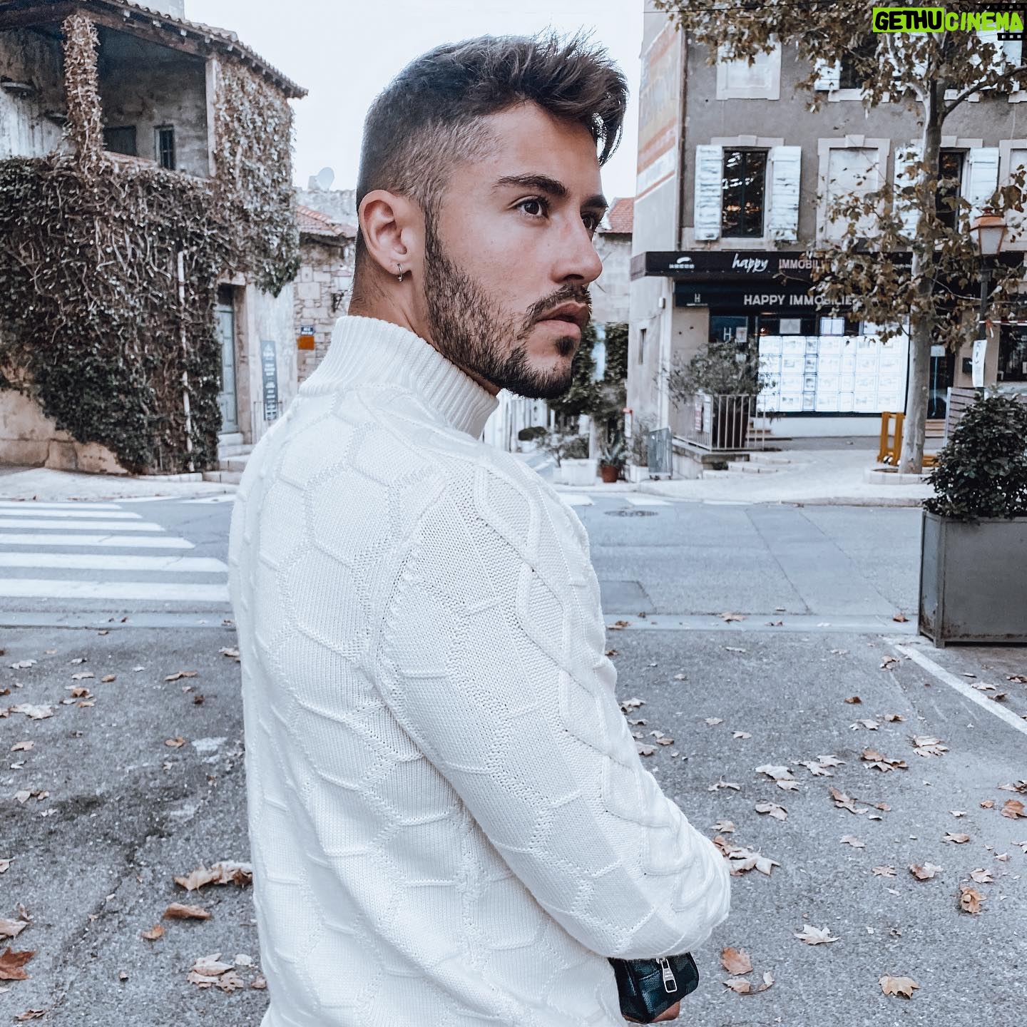 Ken Quer - 4.9K Likes - Mes Pamprenelles j’espère que vous allez bien, voyez positif, profitez de ce reconfinement pour vous recentrer ! Appelez vos proches et prenez en soins.
Autre chose importante, Donnez vous la main, seul on ne vas pas bien loin. ♥️. @balr
