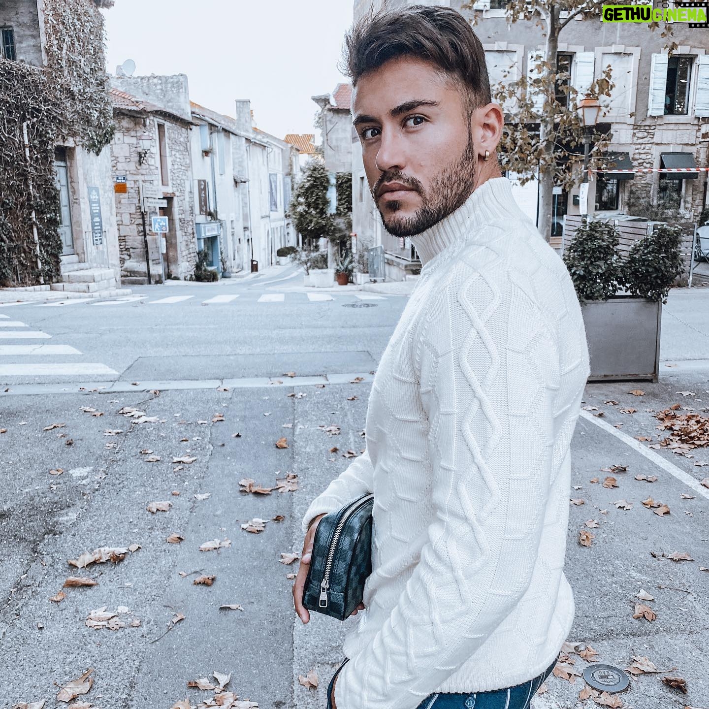 Ken Quer - 4.9K Likes - Mes Pamprenelles j’espère que vous allez bien, voyez positif, profitez de ce reconfinement pour vous recentrer ! Appelez vos proches et prenez en soins.
Autre chose importante, Donnez vous la main, seul on ne vas pas bien loin. ♥️. @balr