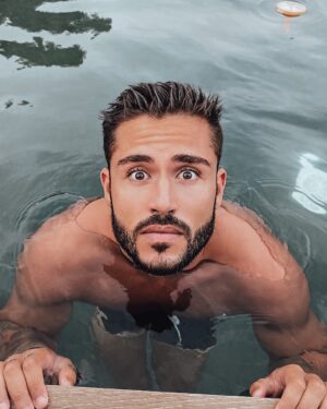 Ken Quer Instagram - Promis c’est pas moi qui ai fait pipi dans la piscine 😇