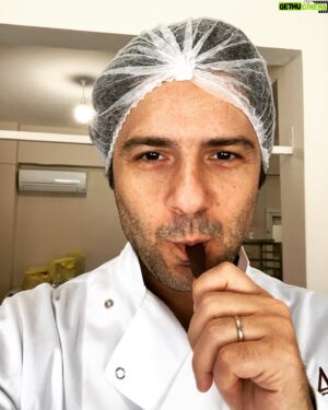 Kenan Ece Instagram - Bana çikolata paketlettirmeyin, stoklar düşüyor! 😋 @hermosachocolate