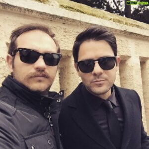 Kenan Ece Instagram - Bir tarafımızın donacağından habersiz İsmail'le yine bi gün sette çok cool takılıyoruz 😜 @ismailoral #güllerinsavaşı @persol @istanbuliletisim