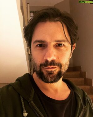Kenan Ece Instagram - Prof. Can sakalı :) 🎭 “Sınırlar” pazar günü Alan Kadıköy sahnesinde açılıyor 🔥 @versustiyatro @484.urbangarden