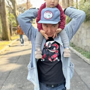 Kenji Yamauchi Instagram - 。
休みの日に友達ファミリーと金沢動物園に行った✋✋✋

友達ファミリーのおすすめで行ったけどめちゃくちゃ良かった👍👍👍👍👍

隣接してる公園も最高🎉🎉🎉

ロング滑り台が面白すぎたし、アスレチックスポットももうすぐ3歳の次男でも遊べて最強🔥🔥🔥

ここは推せます😆😆😆

高速から直結で便利😚😚😚ただ降り口が1番左しか無理なんでそこだけ気をつけて😂😂😂😂😂

1番左からじゃないと動物園の駐車場に行けないので😂

これは一回ミスらないと分からないかなー🥹

行く人は、とりあえず降り口は1番左と覚えといてください✋✋✋

私は真ん中行って間違えました😂

そんな私のTシャツはNARUTOのイタチand鬼鮫✋

最強😆😆😆😆😆

アニメTシャツあるあるの意外にヴィランが人気な中で、このイタチand鬼鮫はかなり人気よねー

暁Tシャツも狙ってるけどなかなか出ないねー😂

アウターはヒッコリーの大戦モデル✋

ポッケでかくてたくさん入ります🛝

この日は子供達の鼻をかんだティッシュが大量に入ってました😱

#ヴィンテージ
#ヴィンテージTシャツ
#vintage
#vintagetee 
#vintagetshirt 
#naruto 
#カバーオール 
#大戦モデル 
#ヒッコリー
#金沢動物園 
#かまいたち山内