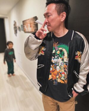 Kenji Yamauchi Instagram - 。
ハードボイルドな感じ

VCMでSNUGさんで買ったスカジャンにドラゴンボールTシャツを合わせてみました😂

わちゃわちゃしてますが、ドラゴン✖️ドラゴンで🛀

ドラゴンボールTシャツはバックプリントが多いイメージやけど、このフロントにきてるパターンが好きです😂

スカジャンは本当にBIGサイズがないから見つけたら即買いです🔥🔥🔥

そしてスカジャン着てたら息子が自作のタバコをくれました😂

息子は今タバコを作って吸うのにハマってます😂

なにで見たんだろう、、、

眼帯も作って独眼竜でタバコを吸ってる感じにしてたなぁ

#ヴィンテージ
#ヴィンテージTシャツ
#vintage
#vintageakiratee 
#vintagenbatshirt 
#ドラゴンボール 
#doragonball 
#かまいたち山内