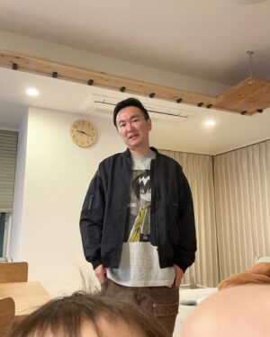 Kenji Yamauchi Instagram - 。
VCMやばかったねー😂😂😂

半年前のVCMの時に、開場してしばらくは1歩ずつしか進めないような状態って言うてたのに、今回はその時の2倍チケット売れてたらしいから🎫

悶絶でしょ😂😂😂

そんな私のTシャツはcloset biancaさんで買ったシャーマンキングTシャツ✋

シャーマンキングは読み直し用にもっかい電子書籍で買おうか悩み中😂😂😂

アイアンメイデンらへん特に好きやったなぁ😂

写真撮ってたら必ず写ろうとしてくる息子😱😱😱

全然言う事聞きまへん😂😂😂😂😂

#vcm 
#ヴィンテージ
#ヴィンテージTシャツ
#vintage
#vintageakiratee 
#vintagenbatshirt 
#かまいたち山内