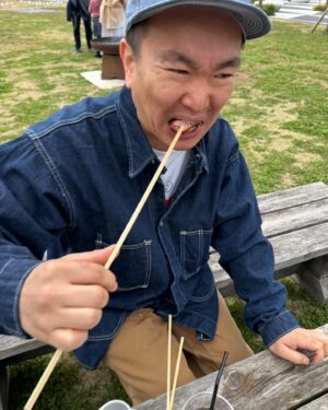 Kenji Yamauchi Instagram - 。
今日は休みで子供たちと公園を２つ、はしごしました。

子供たちの体力の凄さ、めちゃくちゃ遊んでんのに遊んでくれよ攻撃

感情が一瞬、無になりました😂😂😂

子供ができて公園の大事さって分かりますよね🛝

色んな公園見て回るのは勉強なります😂

そんな私のTシャツは、泥まみれになった手で触られるかもしれないのも覚悟でAKIRA Tシャツ😂😂😂

MANGA社から出たユーロのAKIRA Tシャツですね✋

カバーオールは黒がカーハート、その後着替えて1950sくらいのなんかのカバーオール✋✋✋

パンツはカーハートのダブルニー✋

もっと履いて履いていい感じにしたいけど、生地が丈夫過ぎてマジで100年くらい持ちそうよね😂😂😂

マシュマロ焼いて食べれる公園で、マシュマロ久々に食った😂😂😂

#ヴィンテージ
#ヴィンテージTシャツ
#vintage
#vintagetee 
#vintagetshirt 
#akira 
#carhartt 
#かまいたち山内