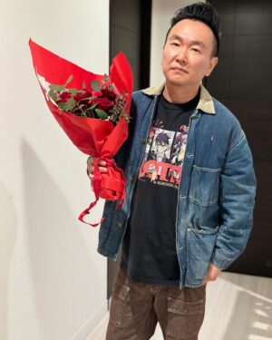 Kenji Yamauchi Instagram - 。
仕事終わり、クライアントさんからお花をもらったんだ💐

花はいいよなぁ

歳をとればとるほど、花はいいよなぁ

花火もいいよなぁ

子供の頃は花火大会の夜店にしか興味なかったけど、大人になると花火はいいよなぁ

そんな私のTシャツはanimagic✋✋✋

あと数枚でコンプリートちゃうかなー

どっかのタイミングで確認しないと😂😂😂

そしてカバーオールは鉄道系の大戦カバーオール✋

昔の鉄道系の仕事の人が着てたやつらしい

襟のとこだけ素材違うのもグッド👍裏生地もあったかくてナイス👍

パンツはlevi'sのコーデュロイのブッシュパンツ✋

#ヴィンテージ
#ヴィンテージTシャツ
#vintage
#vintagetee 
#vintagetshirt 
#animagic
#かまいたち山内