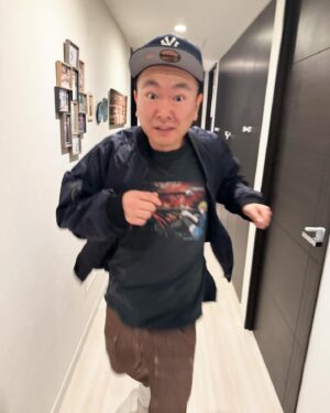 Kenji Yamauchi Instagram - 。
昨日はかまいたちの掟で島根へ

飛行機で寝ようと思ってたけど、漫画読みたくて、でも眠たくて、寝ながら新刊たちを読みながら寝ました🛀

帰りの飛行機のとこでファンの方からCAPをプレゼントしてもらいました✋ありがとうございますー😂

サイズ、バッチリでしたー😂😂😂

そんな私のTシャツはヘルシングTシャツ😆

少し前のとこに穴が開いてるけど、全く気にならないようになりました😂😂😂😂😂

さて、大谷さんおめでとうーーーーーー㊗️㊗️㊗️

#ヴィンテージ
#ヴィンテージTシャツ
#vintage
#vintagetee 
#vintagetshirt 
#ヘルシング
#hellsing 
#かまいたち山内