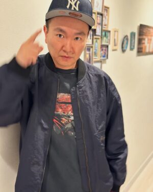 Kenji Yamauchi Instagram - 。
昨日はかまいたちの掟で島根へ

飛行機で寝ようと思ってたけど、漫画読みたくて、でも眠たくて、寝ながら新刊たちを読みながら寝ました🛀

帰りの飛行機のとこでファンの方からCAPをプレゼントしてもらいました✋ありがとうございますー😂

サイズ、バッチリでしたー😂😂😂

そんな私のTシャツはヘルシングTシャツ😆

少し前のとこに穴が開いてるけど、全く気にならないようになりました😂😂😂😂😂

さて、大谷さんおめでとうーーーーーー㊗️㊗️㊗️

#ヴィンテージ
#ヴィンテージTシャツ
#vintage
#vintagetee 
#vintagetshirt 
#ヘルシング
#hellsing 
#かまいたち山内