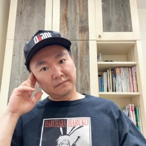 Kenji Yamauchi Instagram - 。
今日は朝から7月19日から公開の渋谷凪咲主演の映画

『あのコはだぁれ？』の試写会に行ってきた🖐️

なんかタイミングをミスって、松竹の社長様や重役様しかいない回に行ってしまった

全員偉い人たち、、、その中に俺が1人だけ、、、

あのコはだぁれ？

じゃなくて

あの方達はどなたでしょう？

でした。

映画はというと、、、めちゃくちゃ怖かった😱😱😱

凪咲がどんな演技するのか目線で見てしまうかなーって思ってたけど、そんな事はもうすぐ忘れて完全に見入ってしまった🛀

凪咲はホラー映画女優一本で生きていけます😂😂😂

呪怨の清水監督全開のジャパニーズホラー🔥

ヤバかったです👍👍👍是非是非みんな19日！観に行きましょう👍👍👍

勝手に大PRでした🖐️

そんな私のTシャツはFLCLのスカーフェイスパロディ🖐️

適度な値段のを見つけれたので買いました🖐️🖐️🖐️

モノトーンな感じがかっこいい😎

そして何より激アツはgiantのCAP🔥🔥🔥

テンションの上がるgiantタグ、それのCAP🔥

これめちゃくちゃ探してて、やっと見つけて🔥

届くまでサイズいけるかなーって不安だったけど、これはOKでしょ👍👍👍

個人的にベストバイクラスの嬉しい買い物でした😂😂😂

そして息子をローネスのりんこちゃんとこに連れてきてカットしてもらってます😂😂😂

南青山カット小僧

シティボーイやなぁ😂😂😂

#あのコはだぁれ 
#渋谷凪咲
#ヴィンテージ
#ヴィンテージTシャツ
#vintage
#vintagetee 
#vintagetshirt 
#flcl 
#かまいたち山内