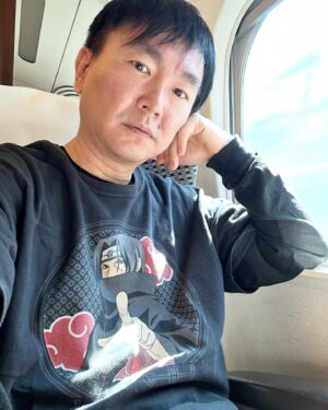 Kenji Yamauchi Instagram - 。
今日は朝イチ大阪から東京戻り。

ちょっと時間あるのに気付いて美容室に✋

ただいまカットand白髪染め

もうおじさんなんで月に1回カットと白髪染めしてます🛀

いつもローネス表参道店のりんこちゃんにしてもらってて

りんこちゃんの担当が銀シャリ橋本さん、鰻さん、さらば森田、ラランド西田、etc

なぜかめちゃくちゃ芸人きてる😂😂😂

俺は何も知らずに飛び込みで最初入ったんですけど😂

芸人が入りやすい入り口してんのかなぁ😂

そんな私のTシャツはNARUTOのイタチTシャツ

かまいたちならぬイタチ

NARUTOの中でカッコ良すぎるキャラでしたよね

NARUTO Tシャツの中でもイタチ人気で、イタチ✖️鬼鮫のコンビTシャツは激レアやね😂

#ヴィンテージ
#ヴィンテージTシャツ
#vintage
#vintagetee 
#vintagetshirt 
#naruto 
#ローネス表参道 
#かまいたち山内