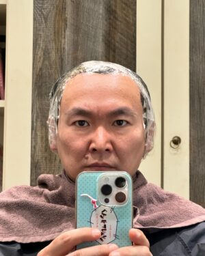 Kenji Yamauchi Instagram - 。
今日は朝イチ大阪から東京戻り。

ちょっと時間あるのに気付いて美容室に✋

ただいまカットand白髪染め

もうおじさんなんで月に1回カットと白髪染めしてます🛀

いつもローネス表参道店のりんこちゃんにしてもらってて

りんこちゃんの担当が銀シャリ橋本さん、鰻さん、さらば森田、ラランド西田、etc

なぜかめちゃくちゃ芸人きてる😂😂😂

俺は何も知らずに飛び込みで最初入ったんですけど😂

芸人が入りやすい入り口してんのかなぁ😂

そんな私のTシャツはNARUTOのイタチTシャツ

かまいたちならぬイタチ

NARUTOの中でカッコ良すぎるキャラでしたよね

NARUTO Tシャツの中でもイタチ人気で、イタチ✖️鬼鮫のコンビTシャツは激レアやね😂

#ヴィンテージ
#ヴィンテージTシャツ
#vintage
#vintagetee 
#vintagetshirt 
#naruto 
#ローネス表参道 
#かまいたち山内