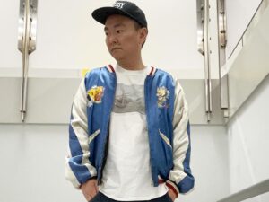 Kenji Yamauchi Instagram - 。
昨日は子供たちと海へ😂😂😂

息子友達家族とオススメの葉山町の海に行ってきた🖐️

最高ですね😂

途中行ったご飯屋　葉山　鳥ぎん本店さんも美味しかったー😂😂😂

子供たちがばくばく焼き鳥食うてました🖐️

この日は汚れる可能性があるので、もちろん何が起きてもいいTシャツと短パン😂😂😂

そしてその前の日のTシャツはアートTシャツ🖐️ピカソだったかなーゴッホだったかなー😂😂😂

そしてハンドレッドバイヤーズさんで買った50Sのビックサイズのスカジャン👍👍👍

これ両面かっこいい😂😂😂😂😂

ほぼ浜ちゃん😂😂😂

テレビで見てた浜田さんのイメージ😂😂😂

#ヴィンテージ
#ヴィンテージTシャツ
#vintage
#vintagetee 
#vintagetshirt 
#スカジャン
#かまいたち山内