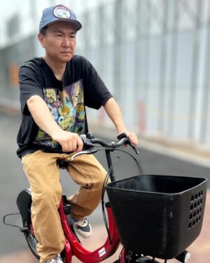 Kenji Yamauchi Instagram - 。
レンタル自転車を初めて利用した🖐️

便利やなーーー

すぐに登録できて、しかも電動自転車やし楽でした🖐️

そんな私のTシャツはドラゴンボールTシャツ🔥

ツラが良くて即買いしました🔥🔥🔥🔥🔥

最高のメンバーやん😂

クレイジージャーニーのヴィンテージTシャツ回はもちろん見ました🖐️🖐️🖐️

もっと見たい😂😂😂😂😂買い付け凄いなぁ💸

そして埋蔵金も大好きです🔥🔥🔥

ジョンソンとコラボでどっか掘らせてくれないかなぁ😂

引き当てる自信あるけどなぁ💸💸💸💸💸

さぁさぁそして！！！🔥🔥🔥

今日の夜は鬼連チャン歌謡祭🖐️🖐️🖐️🖐️🖐️

生放送でっせー😂

何が起きるか、どうなるか分かりませんー😂😂😂

見てねー🖐️🖐️🖐️

#ヴィンテージ
#ヴィンテージTシャツ
#vintage
#vintagetee 
#vintagetshirt
#ドラゴンボール
#dragonball 
#かまいたち山内