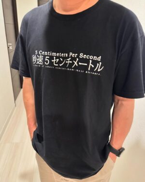 Kenji Yamauchi Instagram - 。
久々に海外ロケ行ってきたよー😂😂😂

詳細は徐々に発表します🖐️

かなりオモロいはずです😂😂😂😂😂

楽しみだーーーーーーーー😂😂😂

弾丸すぎて背中バキバキです😑

そんな私のTシャツは新海誠作品の『秒速5センチメートル』Tシャツ🖐️🖐️🖐️

シンプルなデザインだけどめちゃくちゃお気に入りです👍

#ヴィンテージ
#ヴィンテージTシャツ
#vintage
#vintagetee 
#vintagetshirt 
#秒速5センチメートル 
#かまいたち山内