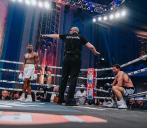 Kenny Ojuederie Instagram - BACK TO WINNING WAYS !!! Thank you @misfitsboxing for the opportunity 🙏🏾💪🏾 who should I fight next? 👀