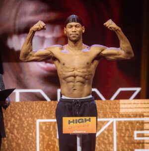 Kenny Ojuederie Instagram - Weigh in done ✅ @kingpynboxing Tune in tomorrow 22nd April at 7pm GMT for my fight. Link in bio for the PPV!!