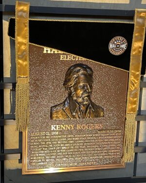 Kenny Rogers Instagram - Yesterday afternoon at the @countrymusichof in Nashville, Kenny Rogers and many other legends were honored at the annual "Road To The Hall of Fame: Rite of Remembrance And Salute." Members of KR's family and team were in attendance celebrating the wonderful music, achievements, and memories he left behind. -Team KR