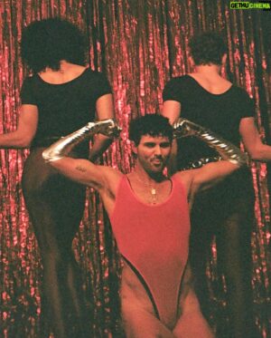 Kent Boyd Instagram - Life couldn’t be any sweeter than these cheeks right here! Summers not OVER so stream and 👂 to “SWeET ChEEks” by @vincerossi 
#kentboydchoreography #dance #tevyncole #rossi #musicvideo #gay #queer #gayartist #musician