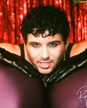 Kent Boyd Instagram - Life couldn’t be any sweeter than these cheeks right here! Summers not OVER so stream and 👂 to “SWeET ChEEks” by @vincerossi 
#kentboydchoreography #dance #tevyncole #rossi #musicvideo #gay #queer #gayartist #musician