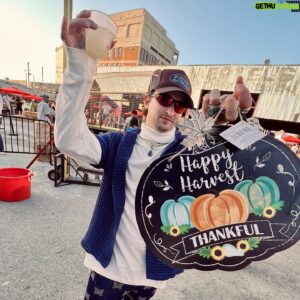 Kent Boyd Instagram - The sign says it all 🎃 🍂 

#thankful #happyharvest