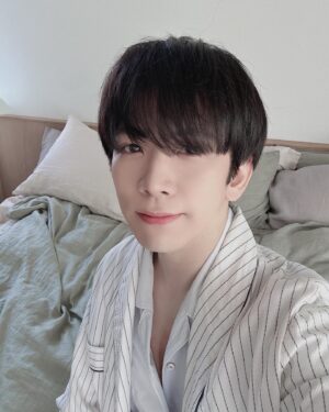 Kent Ito Instagram - 本日6月10日

伊東健人 VOICE PHOTO BOOK

「Twilight」

発売されました！

よろしくお願いします☀️