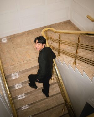 Kent Tsai Instagram - 原本想要出去街道上拍
但要出發前
就下雨了呢😉

Special Thanks
@asianfilmawardsacademy @sanlingchang

Brand @Celine #CELINEHOMME
Photographer @Karlsontsang
Stylist @@kwenkwenyu
Hairstylist @nickienick
Makeup @kong.yan.shuen