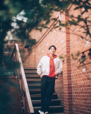 Kent Tsai Instagram - 新年快到了大家有規劃去哪裡玩嗎？
我主演的電影《還錢》2/8全台上映
好希望過年期間可以跟大家一直見面
過年如果我不是在跑映後
就是在台南賣果汁
歡迎大家來找我玩✌🏻

我也來跟大家分享我自己的開運小撇步！
首先過年期間就是要穿上紅色系的衣服才會喜氣洋洋
所以我選擇穿上Gap紅色拉鍊帽踢T外套，而且這件Logo是以龍麟設計的哦！
跟再外搭一件金箔色立領棒球外套
就有一種喜氣金光閃閃✨發大財的感覺
希望今年可以「龍」光煥發，賺大錢！

另外推薦大家可以去算自己的靈性數字
過年買刮刮樂的時候 選擇跟自己相關的數字編號
會比較好運喔!

歡迎大家2024年多多找我拍電影拍戲
新春治裝也歡迎到Gap逛逛 一起Gap Together !
@gaptaiwan #gaptaiwan #gapootd #iamgap 新裝出發