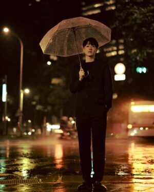 Kent Tsai Instagram - 不知何時開始,只要我出現的地方就會開始下雨
雨神這稱號也一直跟著我

@berluti #BERLUTI
#BERLUTIBVOLUTE