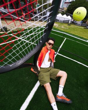 Kent Tsai Instagram - 很開心可以擔任OAKLEY備戰應援隊⻑
國中打棒球的時候
擁有了第一支OAKLEY的太陽眼鏡
長大成為演員後
也很榮幸跟OAKLEY有了最近的接觸

Be who you are.
作為演員 有時候就像運動員一樣
鎖定目標後 專注的前進
有時候需要超越的不是別人
而是每一次的自己
每一次都要比上一次再更好

今天在活動現場體驗了備戰場域的三大關卡
有田徑、網球跟高爾夫球
讓我最印象深刻的是高爾夫球的體驗
原本以為跟棒球的概念很接近
沒想到使用到平常很少用到的腰部肌肉
揮個兩三球就滿身大汗
還好我戴著OAKLEY BiSphaera™太陽眼鏡
不僅貼合我的鼻子跟太陽穴
流汗的時候太陽眼鏡反而像章魚一樣
緊緊的黏在我的臉上
完全不會脫落 很有安全感

聽說OAKLEY這個品牌的名字
來自創辦人的狗狗
希望有一天AMO也能夠成為我的品牌名稱

@oakley #oakleytw #oakley備戰應援車