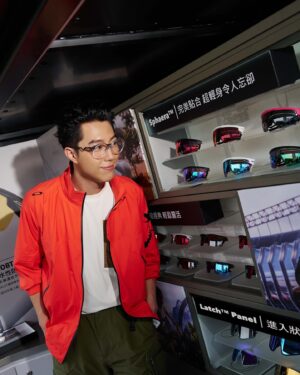 Kent Tsai Instagram - 很開心可以擔任OAKLEY備戰應援隊⻑
國中打棒球的時候
擁有了第一支OAKLEY的太陽眼鏡
長大成為演員後
也很榮幸跟OAKLEY有了最近的接觸

Be who you are.
作為演員 有時候就像運動員一樣
鎖定目標後 專注的前進
有時候需要超越的不是別人
而是每一次的自己
每一次都要比上一次再更好

今天在活動現場體驗了備戰場域的三大關卡
有田徑、網球跟高爾夫球
讓我最印象深刻的是高爾夫球的體驗
原本以為跟棒球的概念很接近
沒想到使用到平常很少用到的腰部肌肉
揮個兩三球就滿身大汗
還好我戴著OAKLEY BiSphaera™太陽眼鏡
不僅貼合我的鼻子跟太陽穴
流汗的時候太陽眼鏡反而像章魚一樣
緊緊的黏在我的臉上
完全不會脫落 很有安全感

聽說OAKLEY這個品牌的名字
來自創辦人的狗狗
希望有一天AMO也能夠成為我的品牌名稱

@oakley #oakleytw #oakley備戰應援車