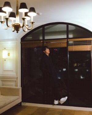 Kent Tsai Instagram - 瀏海放下來好像比較年輕

@burberry