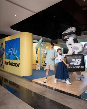 Kent Tsai Instagram - 今天跟Lulu一起來到
信義A11的NB BOY初夏揪遊限定快閃店
好喜歡快閃店的每一個角落
巨型氣球、狗狗、棕櫚樹
還有………IU 好漂釀💛
還有………LU好漂釀❤️

也歡迎大家去NB門市跟我合照一下啦
拜託啦！去一下啦😝

啊還有！現在到A11 NB BOY快閃店
購買一件NB BOY系列T Shirt
就可以獲得一個可愛的限量吊飾喔
還不快RUN!!

#揪遊NB走出好心情 #newbalance #574L #2002R #550