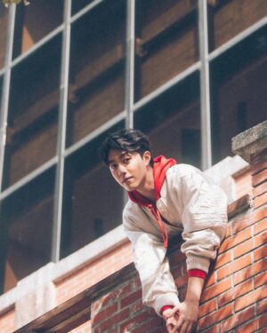 Kent Tsai Instagram - 新年快到了大家有規劃去哪裡玩嗎？
我主演的電影《還錢》2/8全台上映
好希望過年期間可以跟大家一直見面
過年如果我不是在跑映後
就是在台南賣果汁
歡迎大家來找我玩✌🏻

我也來跟大家分享我自己的開運小撇步！
首先過年期間就是要穿上紅色系的衣服才會喜氣洋洋
所以我選擇穿上Gap紅色拉鍊帽踢T外套，而且這件Logo是以龍麟設計的哦！
跟再外搭一件金箔色立領棒球外套
就有一種喜氣金光閃閃✨發大財的感覺
希望今年可以「龍」光煥發，賺大錢！

另外推薦大家可以去算自己的靈性數字
過年買刮刮樂的時候 選擇跟自己相關的數字編號
會比較好運喔!

歡迎大家2024年多多找我拍電影拍戲
新春治裝也歡迎到Gap逛逛 一起Gap Together !
@gaptaiwan #gaptaiwan #gapootd #iamgap 新裝出發