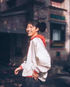 Kent Tsai Instagram - 新年快到了大家有規劃去哪裡玩嗎？
我主演的電影《還錢》2/8全台上映
好希望過年期間可以跟大家一直見面
過年如果我不是在跑映後
就是在台南賣果汁
歡迎大家來找我玩✌🏻

我也來跟大家分享我自己的開運小撇步！
首先過年期間就是要穿上紅色系的衣服才會喜氣洋洋
所以我選擇穿上Gap紅色拉鍊帽踢T外套，而且這件Logo是以龍麟設計的哦！
跟再外搭一件金箔色立領棒球外套
就有一種喜氣金光閃閃✨發大財的感覺
希望今年可以「龍」光煥發，賺大錢！

另外推薦大家可以去算自己的靈性數字
過年買刮刮樂的時候 選擇跟自己相關的數字編號
會比較好運喔!

歡迎大家2024年多多找我拍電影拍戲
新春治裝也歡迎到Gap逛逛 一起Gap Together !
@gaptaiwan #gaptaiwan #gapootd #iamgap 新裝出發