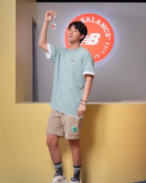 Kent Tsai Instagram - 今天跟Lulu一起來到
信義A11的NB BOY初夏揪遊限定快閃店
好喜歡快閃店的每一個角落
巨型氣球、狗狗、棕櫚樹
還有………IU 好漂釀💛
還有………LU好漂釀❤️

也歡迎大家去NB門市跟我合照一下啦
拜託啦！去一下啦😝

啊還有！現在到A11 NB BOY快閃店
購買一件NB BOY系列T Shirt
就可以獲得一個可愛的限量吊飾喔
還不快RUN!!

#揪遊NB走出好心情 #newbalance #574L #2002R #550