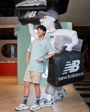 Kent Tsai Instagram - 今天跟Lulu一起來到
信義A11的NB BOY初夏揪遊限定快閃店
好喜歡快閃店的每一個角落
巨型氣球、狗狗、棕櫚樹
還有………IU 好漂釀💛
還有………LU好漂釀❤️

也歡迎大家去NB門市跟我合照一下啦
拜託啦！去一下啦😝

啊還有！現在到A11 NB BOY快閃店
購買一件NB BOY系列T Shirt
就可以獲得一個可愛的限量吊飾喔
還不快RUN!!

#揪遊NB走出好心情 #newbalance #574L #2002R #550