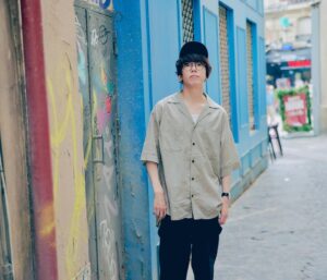 Kenta Kataoka Instagram - この人たちがいなかったら10年もバンドを続けられなかったと思う。楽しく大切な旅だった。

「何があっても味方」と思える存在がメンバー以外で現れるなんて、10年前は全く想像できなかった。

2013年はそれくらいには逆境であったし、
無防備にはなりづらかったし、お先は暗めだった。

この10年の中で見つけたいちばんの宝物は人との縁です。例えば膨大な時間があっても、お金があっても、地位や名声があっても、こんなナイスな人たちには二度も出会えないでしょう。何を割いても結ばれないこともあれば、一瞬で深い縁を結ぶことも実はできる。

無論、それは僕たちの音楽を聴いてくれる方も含めてです。

とんでもない確率で僕らを見つけてくれてありがとう。
これからもよろしくお願いします☺︎

11年目も変わらず
楽しい事、可笑しな事、テンションがあがることをしましょう

Photo @sotarogoto

#sumika