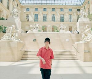 Kenta Kataoka Instagram - この人たちがいなかったら10年もバンドを続けられなかったと思う。楽しく大切な旅だった。

「何があっても味方」と思える存在がメンバー以外で現れるなんて、10年前は全く想像できなかった。

2013年はそれくらいには逆境であったし、
無防備にはなりづらかったし、お先は暗めだった。

この10年の中で見つけたいちばんの宝物は人との縁です。例えば膨大な時間があっても、お金があっても、地位や名声があっても、こんなナイスな人たちには二度も出会えないでしょう。何を割いても結ばれないこともあれば、一瞬で深い縁を結ぶことも実はできる。

無論、それは僕たちの音楽を聴いてくれる方も含めてです。

とんでもない確率で僕らを見つけてくれてありがとう。
これからもよろしくお願いします☺︎

11年目も変わらず
楽しい事、可笑しな事、テンションがあがることをしましょう

Photo @sotarogoto

#sumika