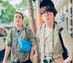 Kenta Kataoka Instagram - この人たちがいなかったら10年もバンドを続けられなかったと思う。楽しく大切な旅だった。

「何があっても味方」と思える存在がメンバー以外で現れるなんて、10年前は全く想像できなかった。

2013年はそれくらいには逆境であったし、
無防備にはなりづらかったし、お先は暗めだった。

この10年の中で見つけたいちばんの宝物は人との縁です。例えば膨大な時間があっても、お金があっても、地位や名声があっても、こんなナイスな人たちには二度も出会えないでしょう。何を割いても結ばれないこともあれば、一瞬で深い縁を結ぶことも実はできる。

無論、それは僕たちの音楽を聴いてくれる方も含めてです。

とんでもない確率で僕らを見つけてくれてありがとう。
これからもよろしくお願いします☺︎

11年目も変わらず
楽しい事、可笑しな事、テンションがあがることをしましょう

Photo @sotarogoto

#sumika