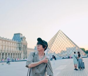 Kenta Kataoka Instagram - この人たちがいなかったら10年もバンドを続けられなかったと思う。楽しく大切な旅だった。

「何があっても味方」と思える存在がメンバー以外で現れるなんて、10年前は全く想像できなかった。

2013年はそれくらいには逆境であったし、
無防備にはなりづらかったし、お先は暗めだった。

この10年の中で見つけたいちばんの宝物は人との縁です。例えば膨大な時間があっても、お金があっても、地位や名声があっても、こんなナイスな人たちには二度も出会えないでしょう。何を割いても結ばれないこともあれば、一瞬で深い縁を結ぶことも実はできる。

無論、それは僕たちの音楽を聴いてくれる方も含めてです。

とんでもない確率で僕らを見つけてくれてありがとう。
これからもよろしくお願いします☺︎

11年目も変わらず
楽しい事、可笑しな事、テンションがあがることをしましょう

Photo @sotarogoto

#sumika