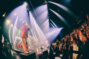 Kenta Kataoka Instagram - 2024.05.11
¨THE BONDS 2024 in Taiwan¨
台湾 台北 Zepp New Taipei

台湾ツアーの2日目は台北にお邪魔しました。
大きな声で歌ってくれたことも、渾身のギャグで爆笑してくれたことも嬉しかったなあ。

台湾が大好きになった。
帰れる場所が増えるのは本当に幸せなこと。
また帰って来れる日を楽しみに、これからも音楽作り続けます。

また会いましょう。

台灣演出第二天！來到台北
大家的一起大聲唱出來、
還有get到我的笑點而大笑！
我好開心呀！

愛上台灣了！
多了一個可以回來的地方，很幸福
期待可以再次回來的那一天，
我會繼續製作音樂下去～

期待再相見。

Photo @sotarogoto

#緑黄色社会
#Penthouse
#sumika
#ジャイガ
#ボンズ
#台湾
#台北
#Taipei