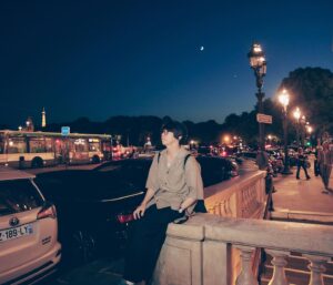 Kenta Kataoka Instagram - この人たちがいなかったら10年もバンドを続けられなかったと思う。楽しく大切な旅だった。

「何があっても味方」と思える存在がメンバー以外で現れるなんて、10年前は全く想像できなかった。

2013年はそれくらいには逆境であったし、
無防備にはなりづらかったし、お先は暗めだった。

この10年の中で見つけたいちばんの宝物は人との縁です。例えば膨大な時間があっても、お金があっても、地位や名声があっても、こんなナイスな人たちには二度も出会えないでしょう。何を割いても結ばれないこともあれば、一瞬で深い縁を結ぶことも実はできる。

無論、それは僕たちの音楽を聴いてくれる方も含めてです。

とんでもない確率で僕らを見つけてくれてありがとう。
これからもよろしくお願いします☺︎

11年目も変わらず
楽しい事、可笑しな事、テンションがあがることをしましょう

Photo @sotarogoto

#sumika