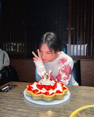 Kento Nakajima Instagram - 🎂✨🎬

#映画についてチーム
#当日お祝いなんて嬉
#30代最初は肉スタート